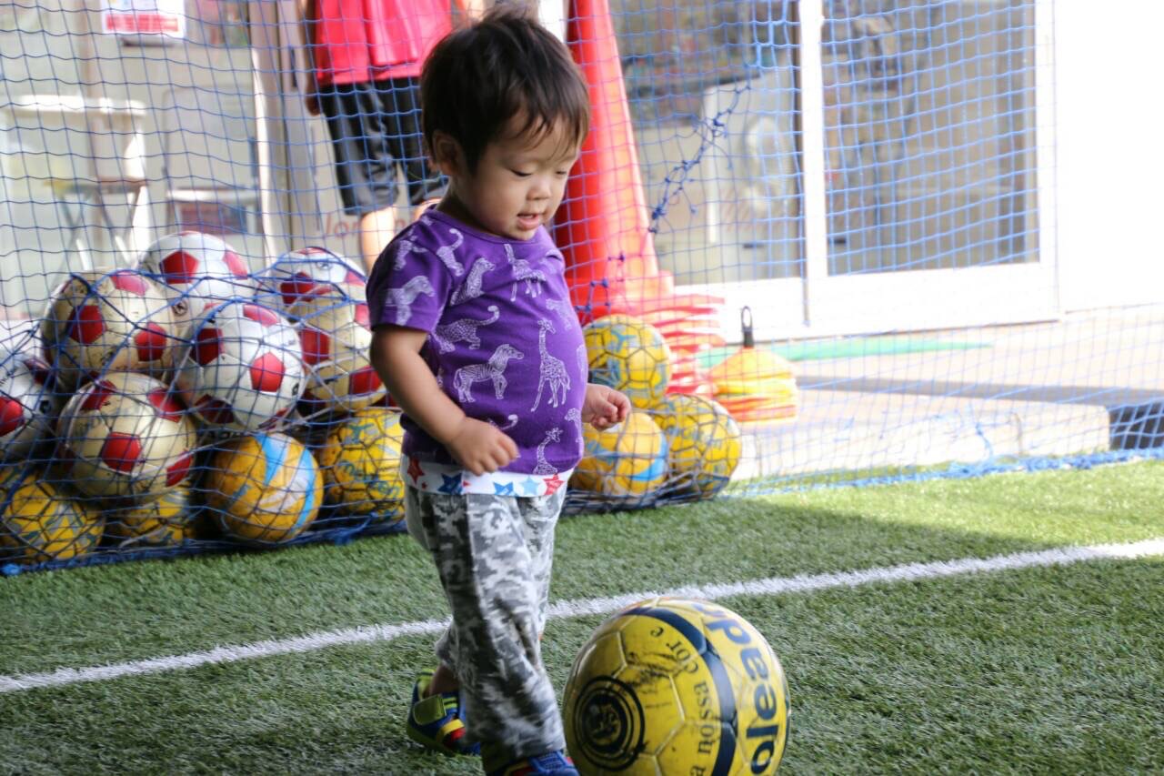 1歳の頃のわたる（2015年）。父が個サルに参加していたフットサルコートで