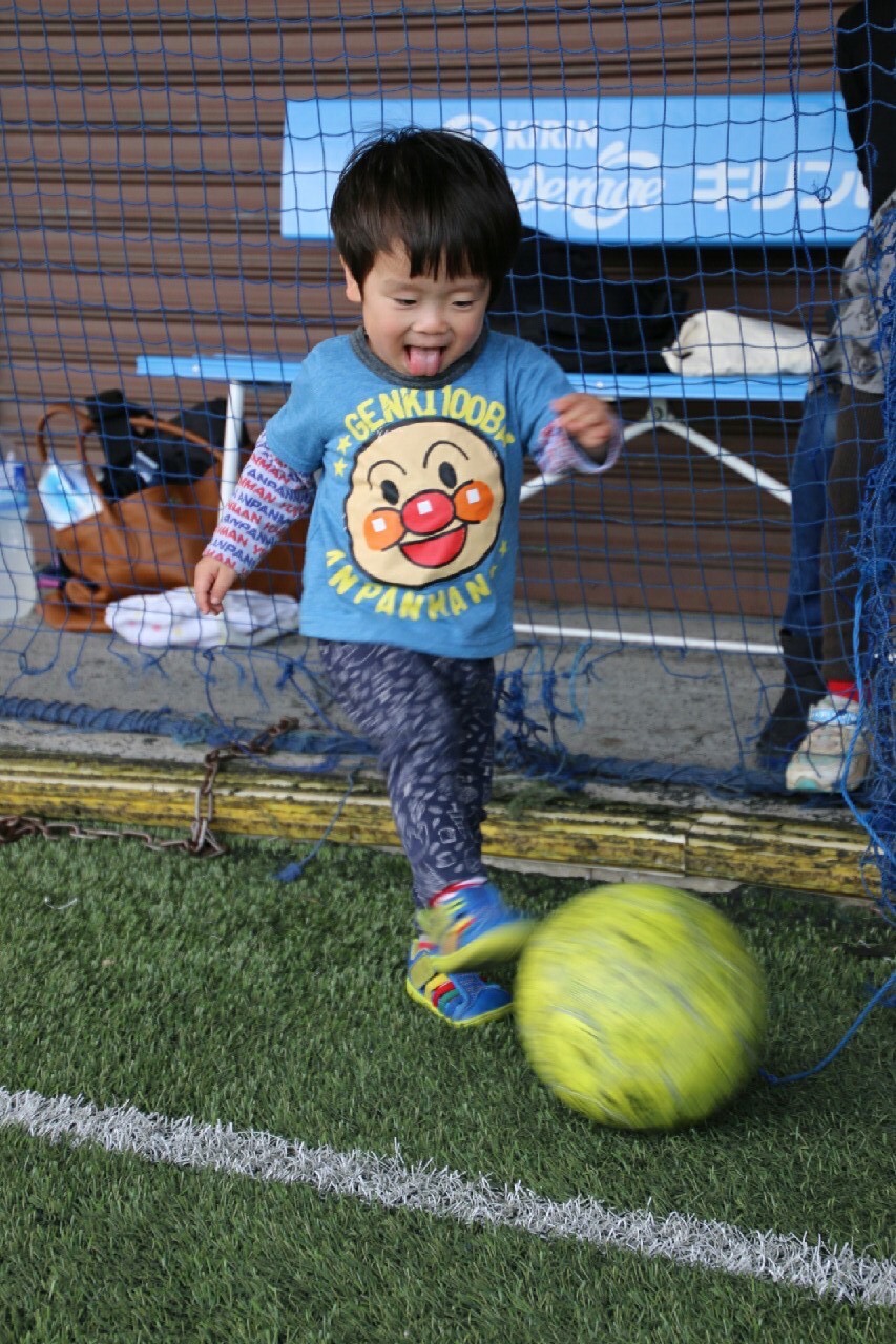 2歳の頃のわたる（2016年）。ボールで遊んでいる