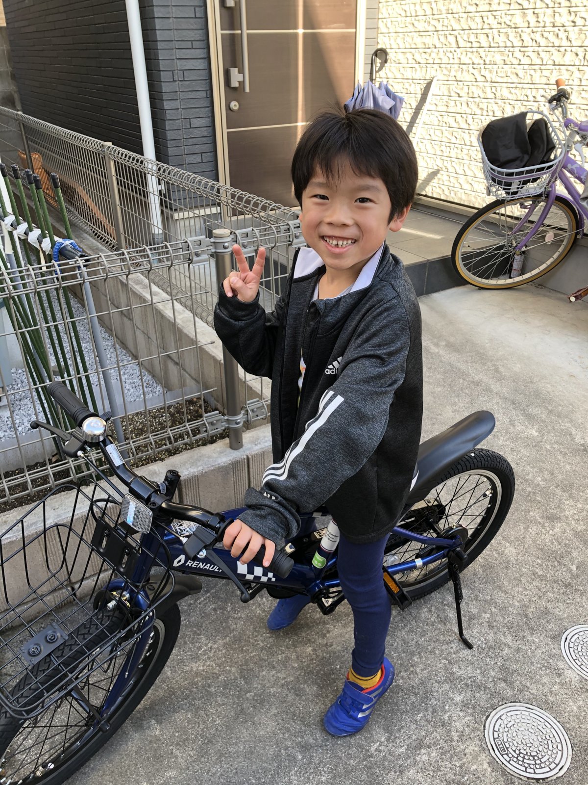 リフティング10回達成の約束で買ってもらった自転車と、喜ぶわたる（年長）